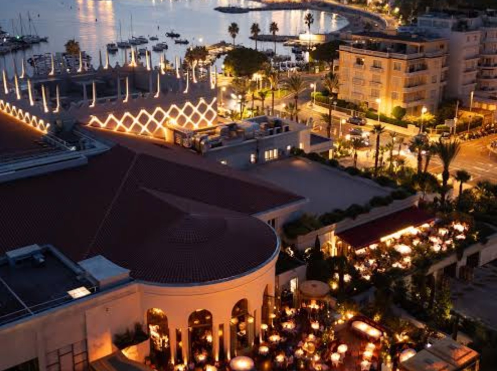 カンヌの夜景 — 灯りが輝く海辺の会場。世界のVIPが集まるプレステージ空間